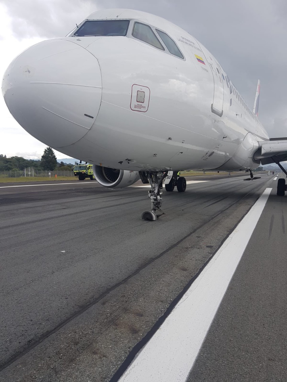 En esta imagen se observa el avión y el daño en una de las llantas del tren delantero.