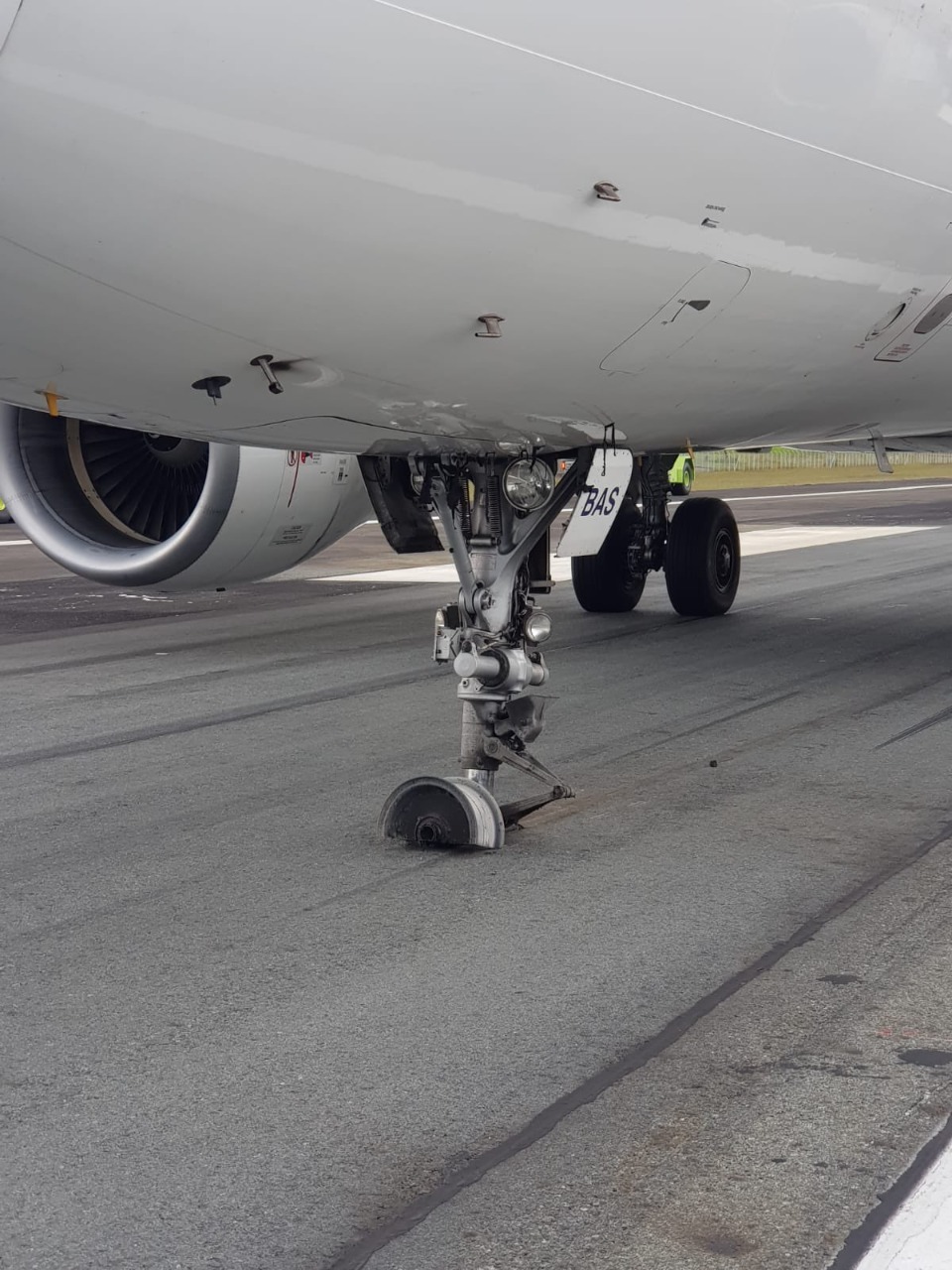 Llanta del tren delantero de la aeronave de Latam.