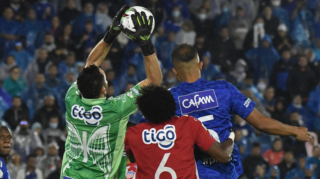 Sebastián Viera y Didier Moreno controlando una llegada aérea de Larry Vásquez.