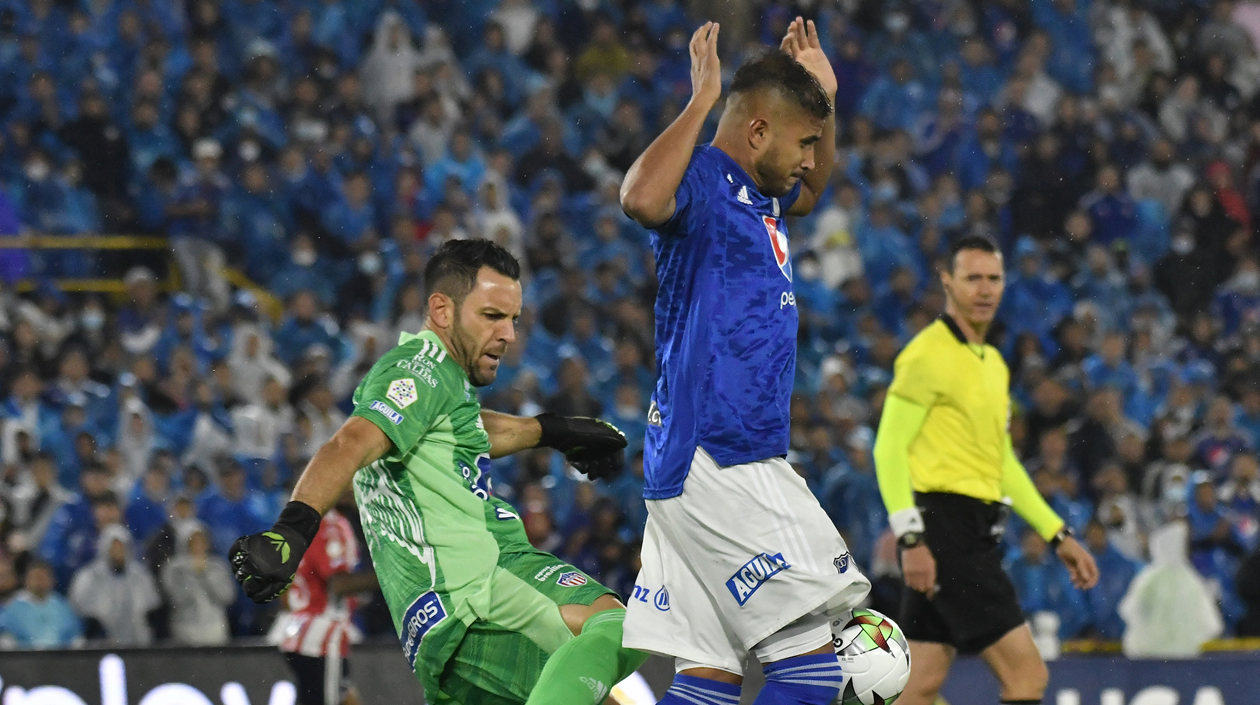 Sebastián Viera controlando una llegada de Larry Vásquez.