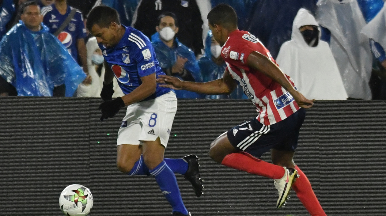 Gabriel Fuentes marcando a Eduardo Sosa.