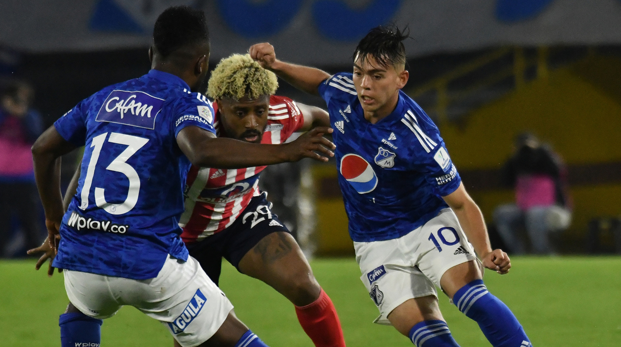 Omar Albornoz intentando eludir la marca de Elvis Perlaza y Daniel Muñoz.