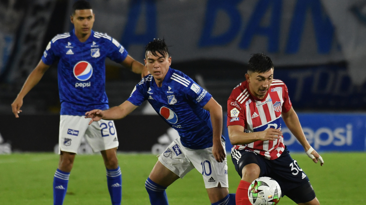 Fabián Ángel controlando la llegada de Daniel Ruiz y Stiven Vega.