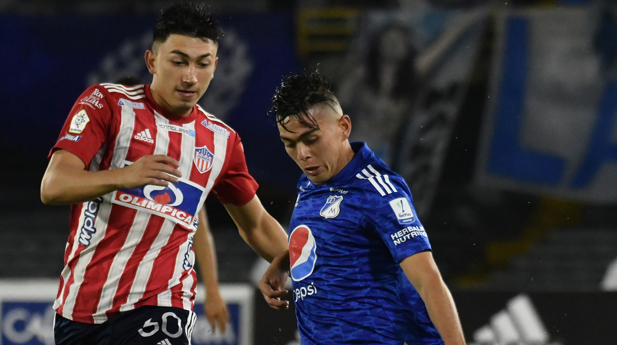 Fabián Ángel disputando el balón con Daniel Ruiz.