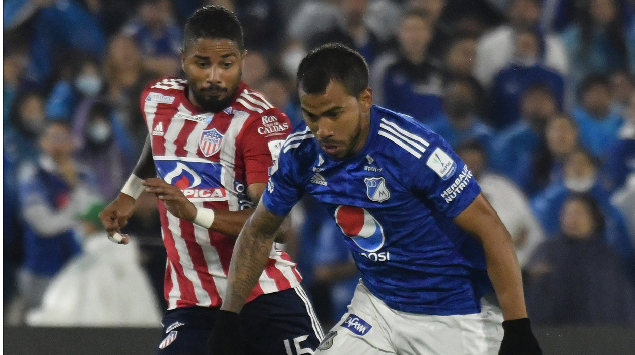 Yesus Cabrera disputando el balón con Eduardo Sosa.