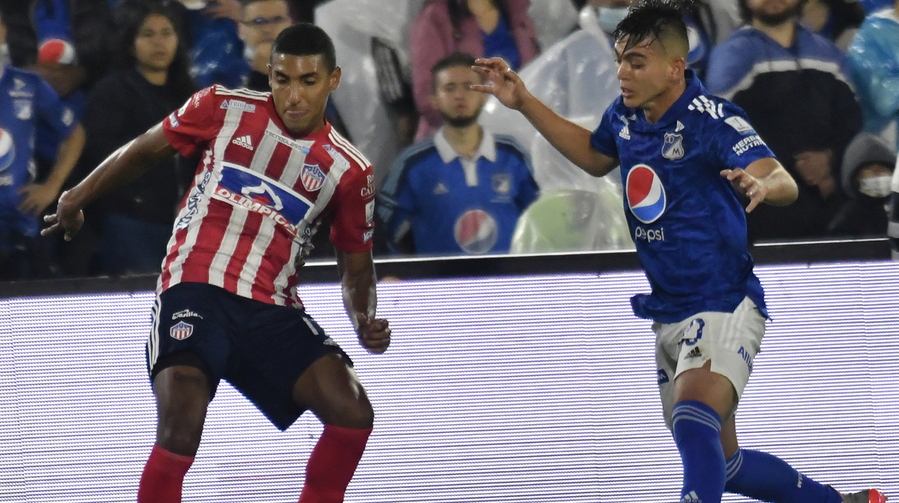 Gabriel Fuentes controlando a Daniel Muñoz.