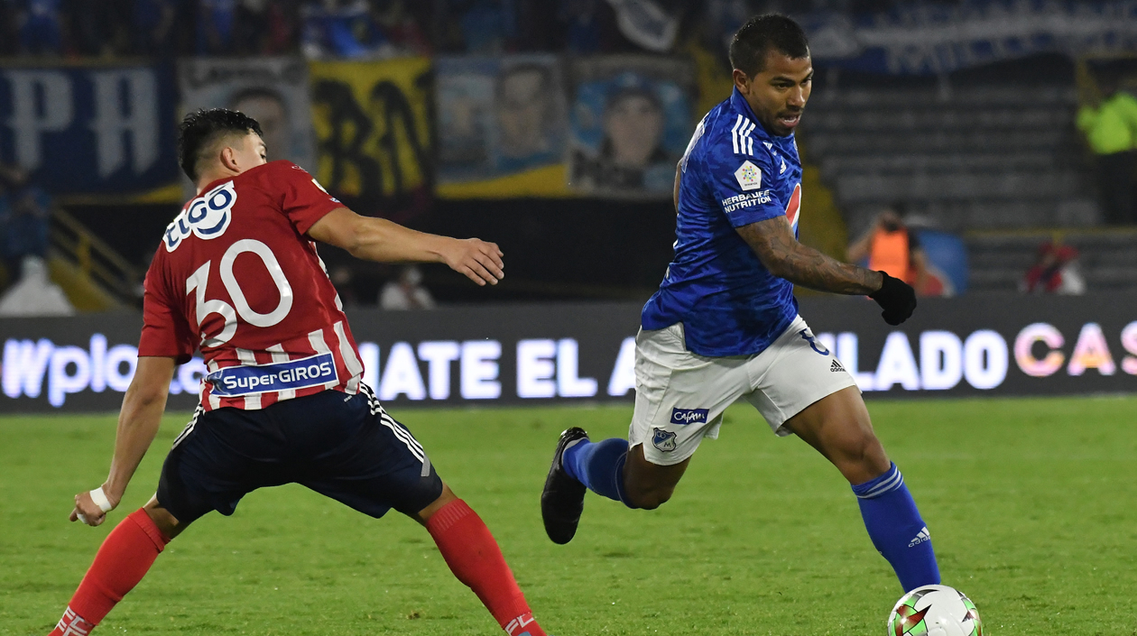 Eduardo Sosa intenta eludir a Fabián Ángel.