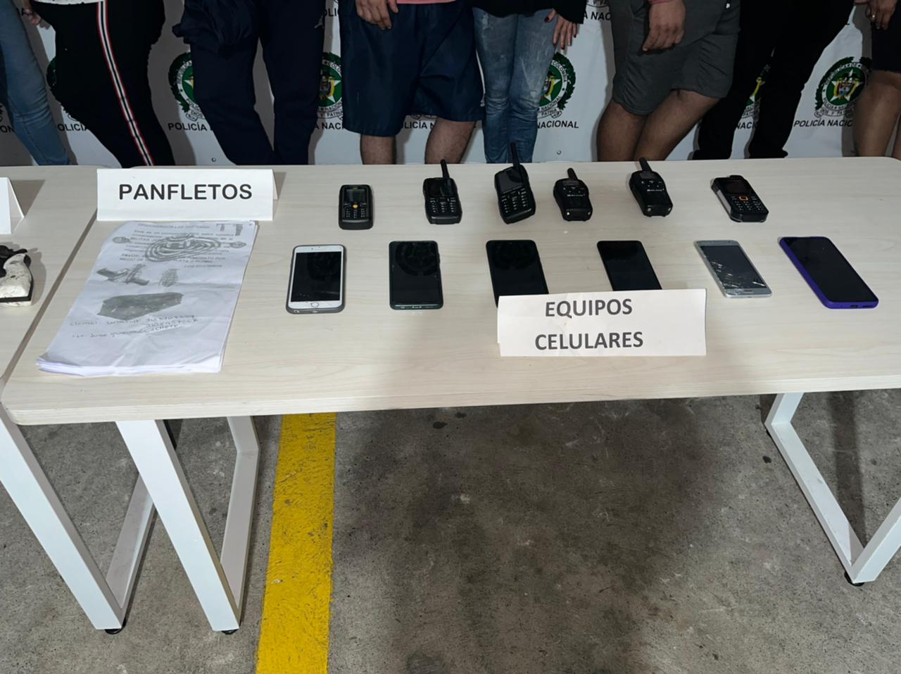 Los celulares y panfletos incautados.