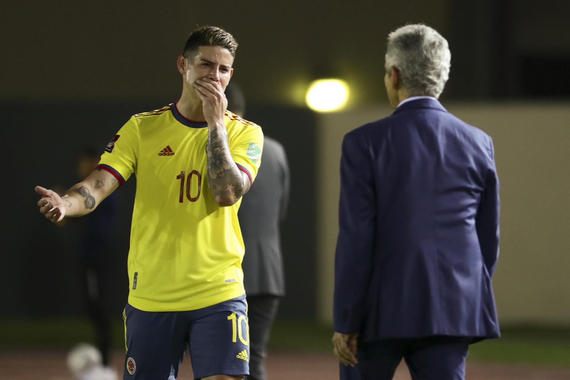 James Rodríguez habla con Reinaldo Rueda. 