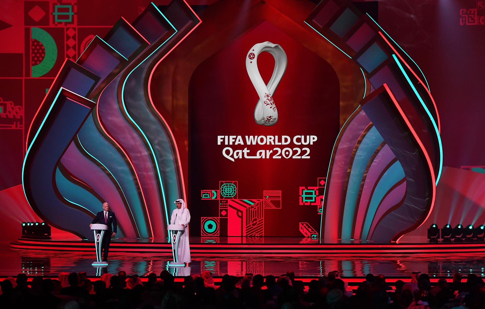 Momento del discurso del presidente de la FIFA y el Emir. 