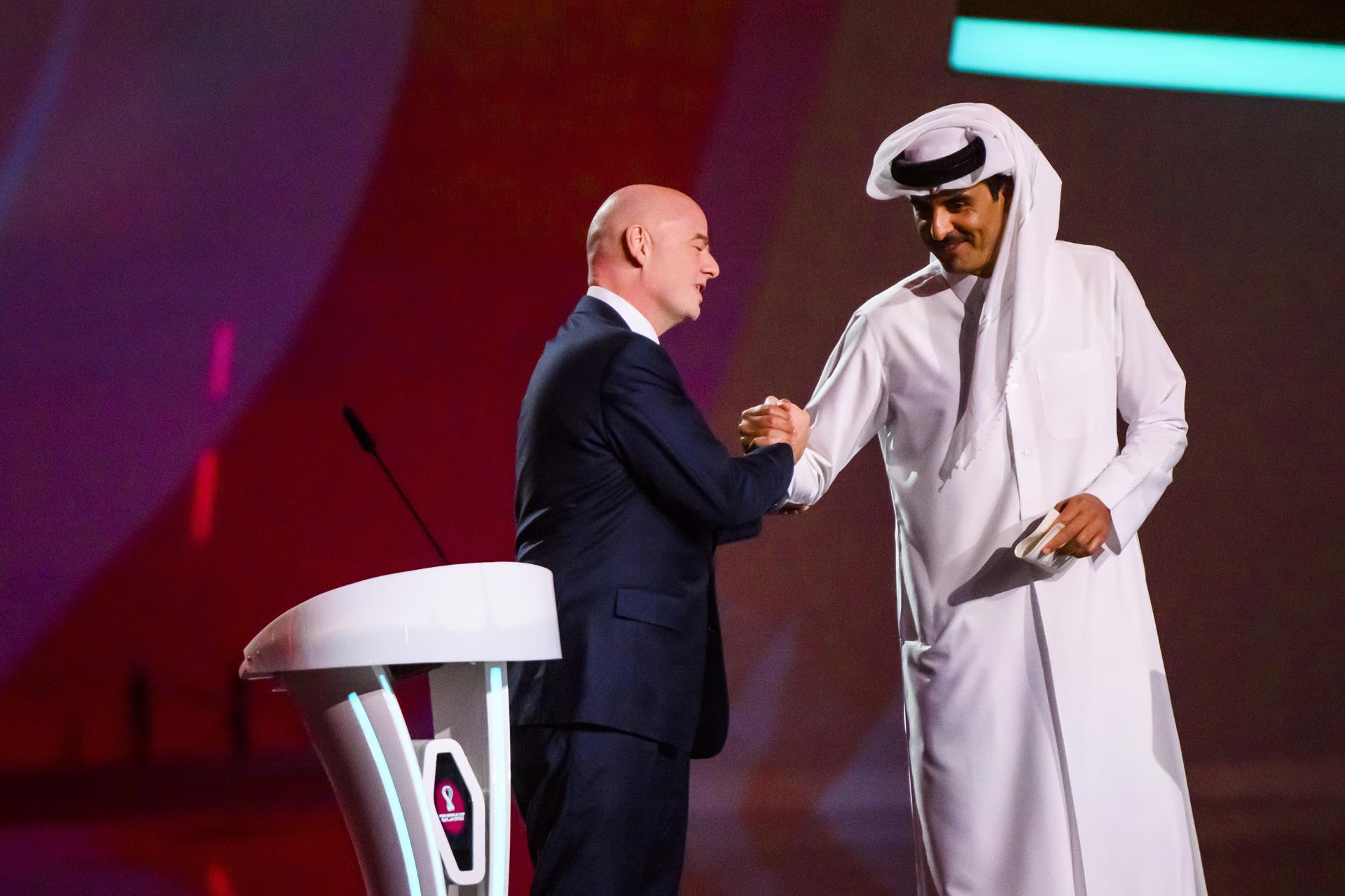 Gianni Infantino saluda al emir de Catar, Tamim bin Hamad Al Thani.
