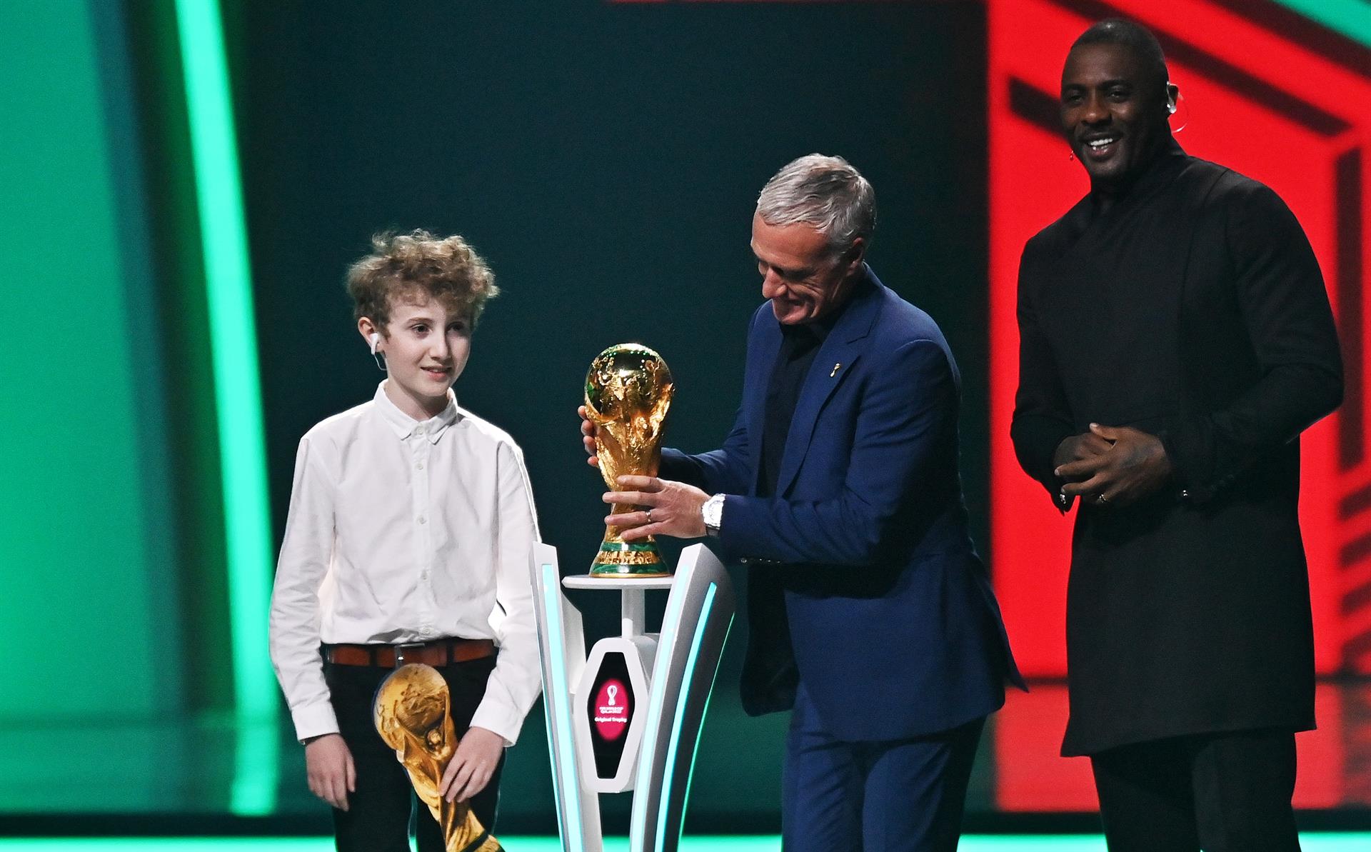 Didier Deschamps llevó el trofeo de campeón mundial.  