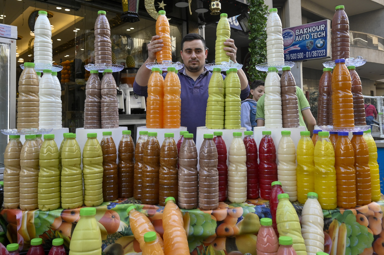 Las consecuencias de la guerra en Ucrania, como la fuerte subida de los precios de los alimentos, han manchado el espíritu festivo de este inicio del mes sagrado musulmán del ramadán.