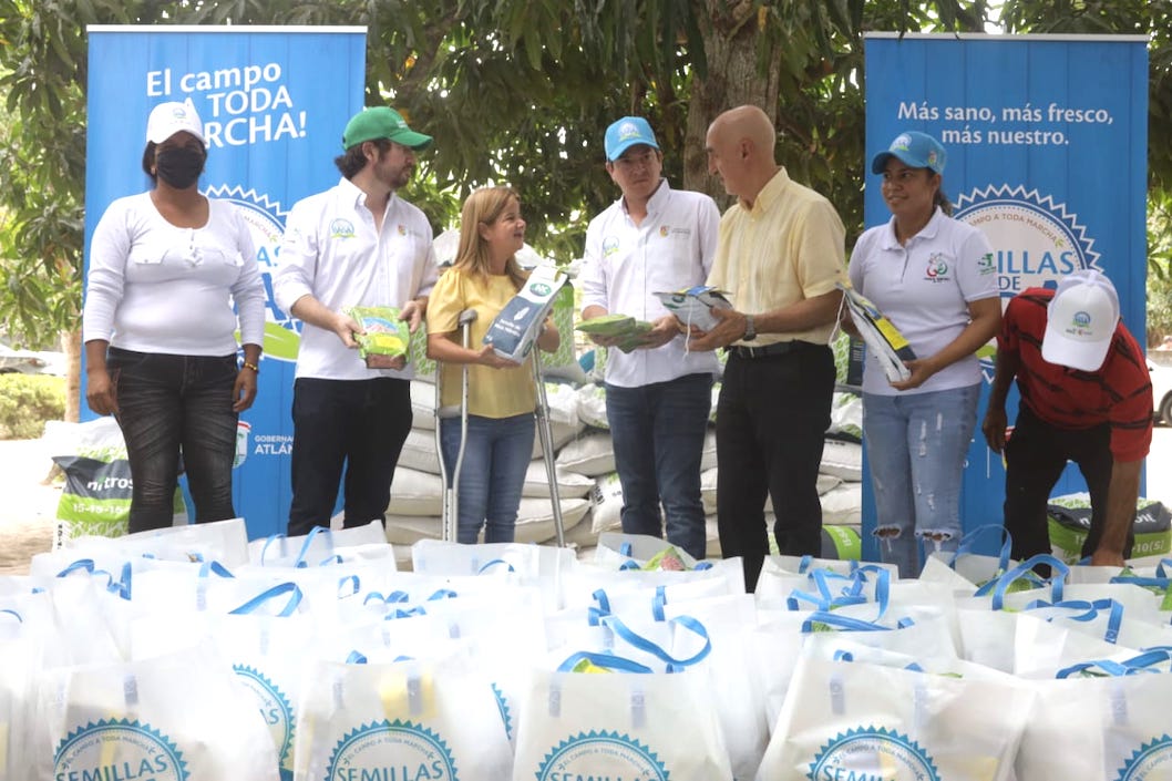 Los kits que serán entregados a los pequeños agricultores.