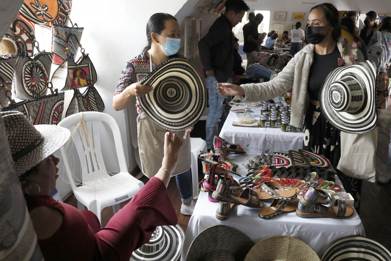 Víctimas del conflicto armado, firmantes del acuerdo de paz y sobrevivientes del conflicto participan hoy, en la novena edición del Mercadillo por la Paz, en conmemoración del Día de la Memoria y Solidaridad con las Víctimas, en la Casa de la Paz en Bogotá (Colombia). 