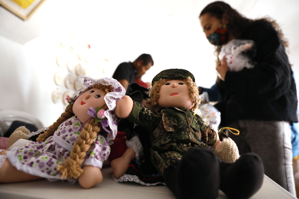 Fotografía de una vitrina con peluches hoy, durante la novena edición del Mercadillo por la Paz, en conmemoración del Día de la Memoria y Solidaridad con las Víctimas, en la Casa de la Paz en Bogotá (Colombia).