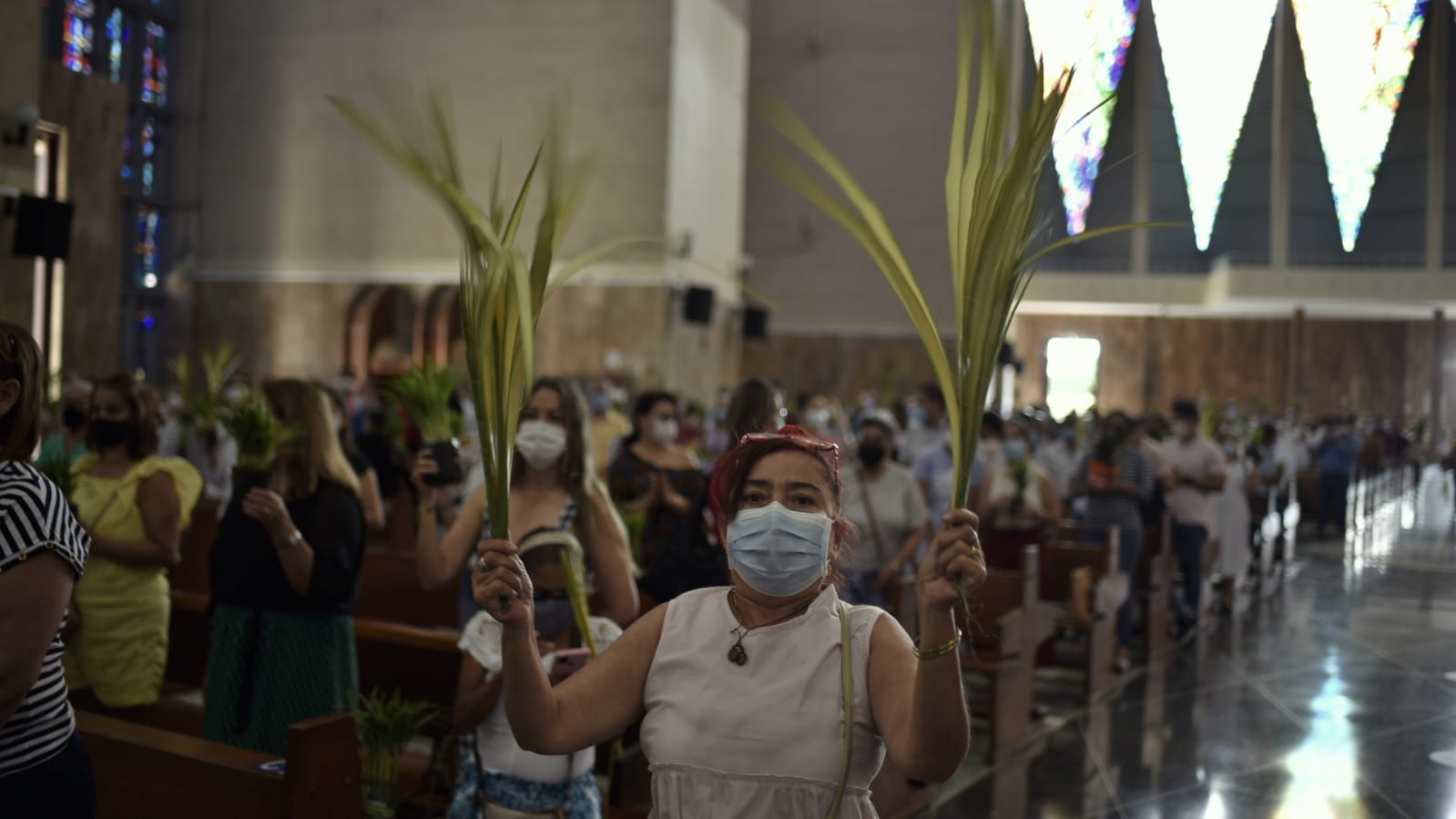 Tras la bendición de los ramos en la Plaza de la Paz se trasladaron a la Catedral para la misa. 