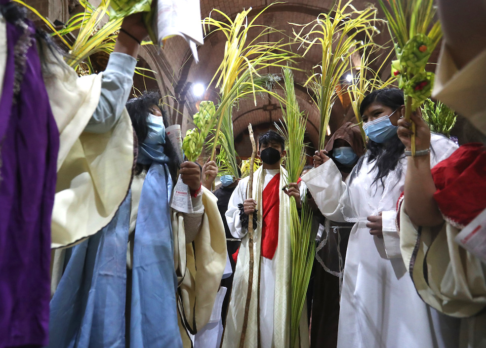 Jóvenes de la Pastoral juvenil vocacional franciscana representan el ingreso de Jesús a Jerusalén en la Iglesia de San Francisco en La Paz (Bolivia).