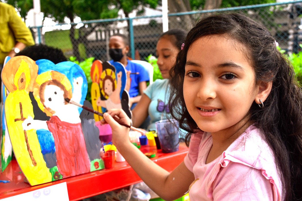 Niños participando en el taller de pintura.