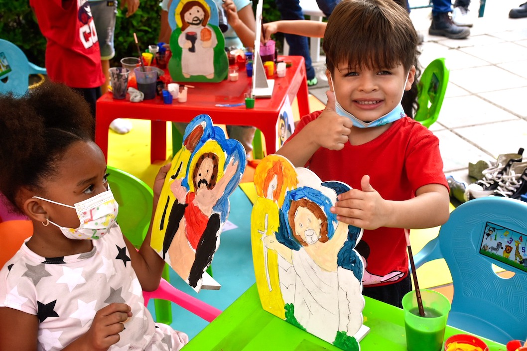 Niños participando en el taller de pintura.