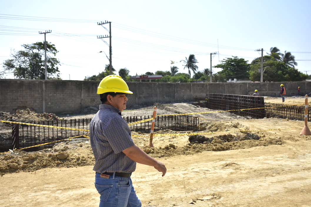 El Secretario de Obras, Rafael Lafont, inspeccionando los trabajos.