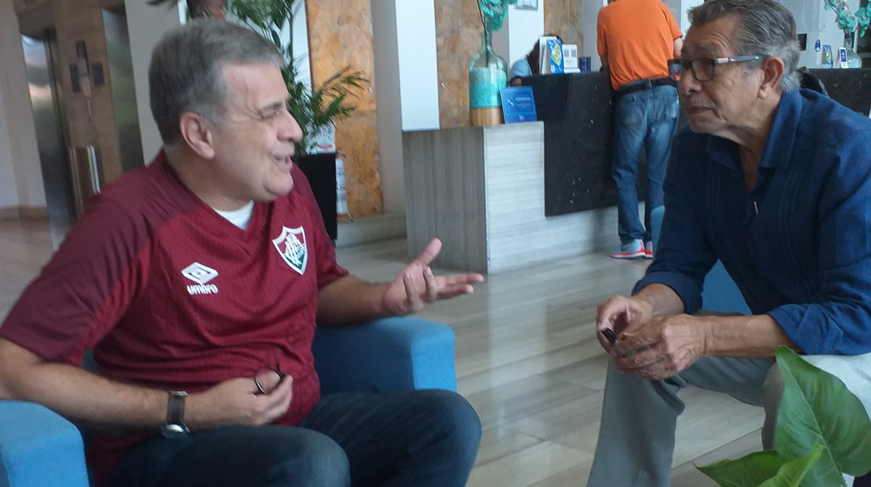 Con el delegado del Fluminense Marcelo Phena, recordando tiempos del fútbol del Brasil en el Junior.