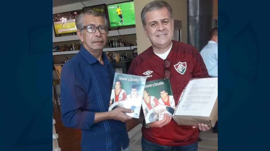 El autor del Libro ‘Ephanor y Dacunha’, dos artistas del balón, entrega al delegado del Fluminense un paquete con varios volúmenes para llevar a Ephanor en Río de Janeiro.