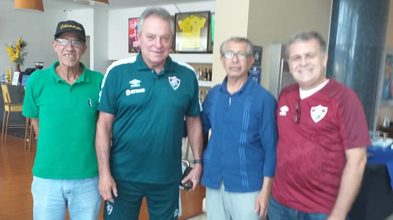 Con el delegado del club Fluminense, con el D.T. Abel Braga, con el exjugador  Victorio Márquez y el autor de la crónica.