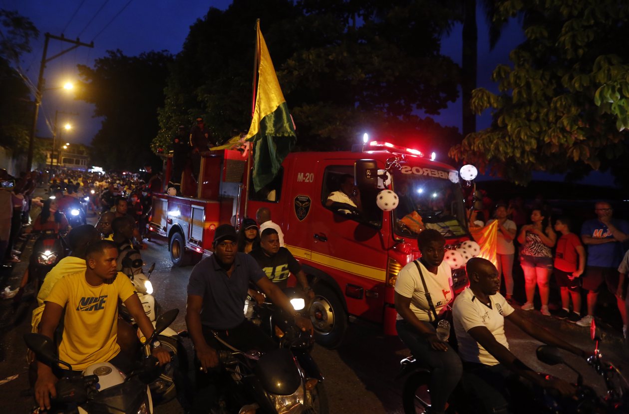 Una caravana acompaña hoy a los bomberos mientras trasladan los restos mortales del exfutbolista colombiano Freddy Rincón, en Buenaventura (Colombia). 