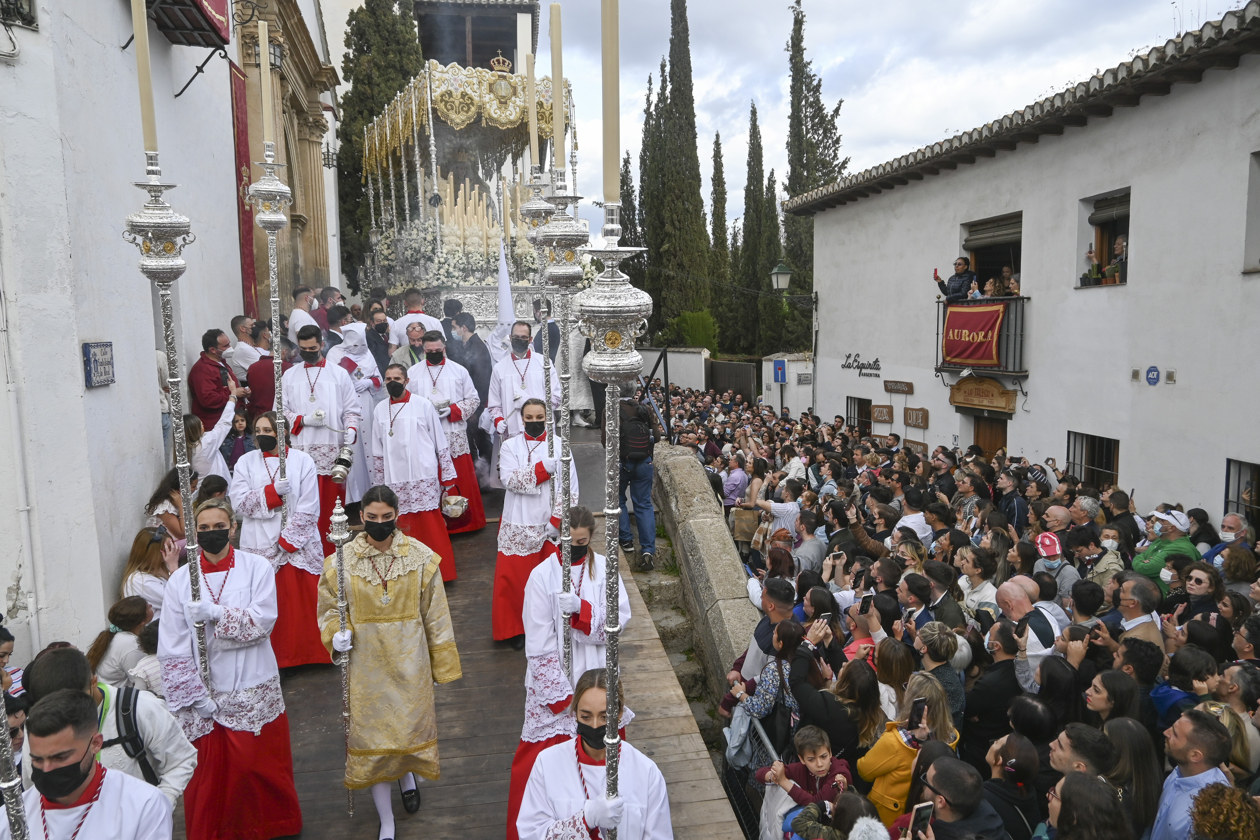 Procesión de La Aurora que recorre hoy Jueves Santo las calles del barrio granadino de El Albaicín. 