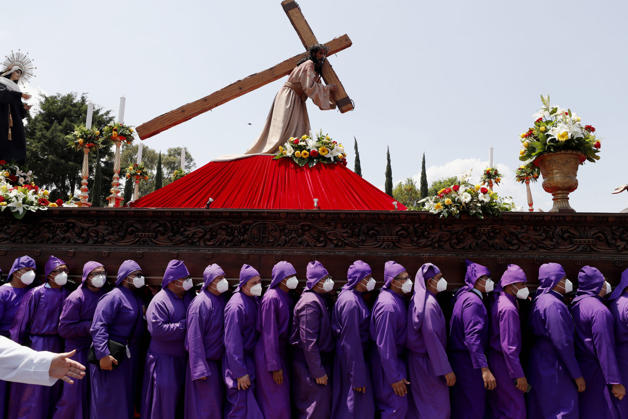 Fieles católicos participan en la procesión de Jesús del Perdón hoy, desde la Iglesia de San Francisco el Grande, en la Ciudad de Antigua Guatemala. La procesión con la imagen de Jesús del Perdón es de las más iconicas de la ciudad colonial que se encuentra a 42 kilómetros de la Ciudad de Guatemala. 