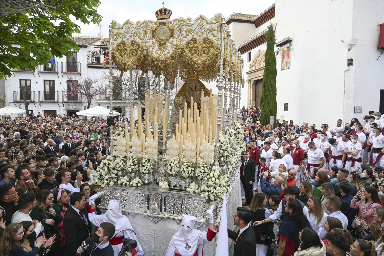 Procesión de La Aurora que recorre hoy Jueves Santo las calles del barrio granadino de El Albaicín. 
