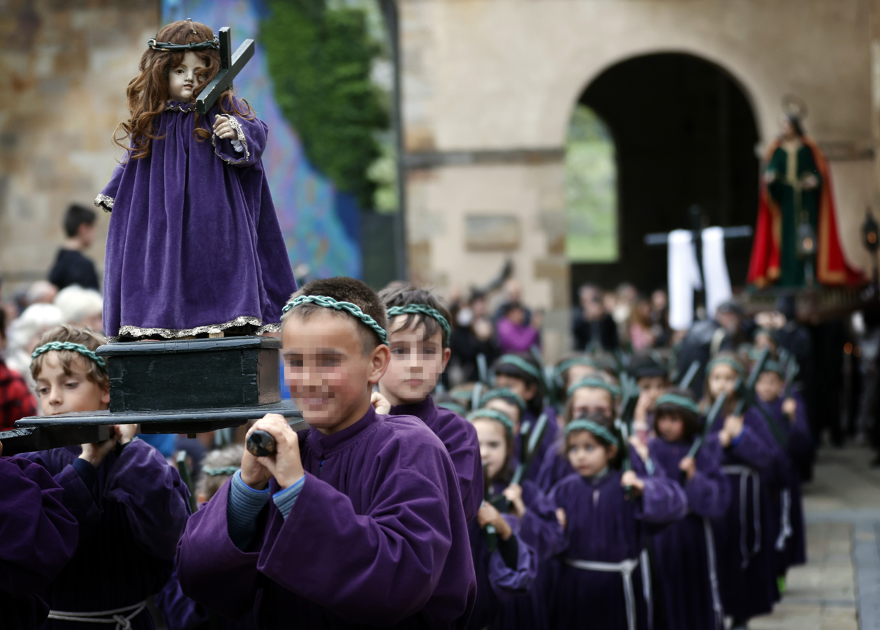 Un paso portado por niños participa en la procesión de Segura (Gipuzkoa) de Jueves Santo, basada en la tradición y en las costumbres ancestrales, en la que toman parte 305 vecinos (un cuarto de la población): 65 costaleros, 50 nazarenos, 13 soldados romanos, 24 penitentes, monaguillos. 