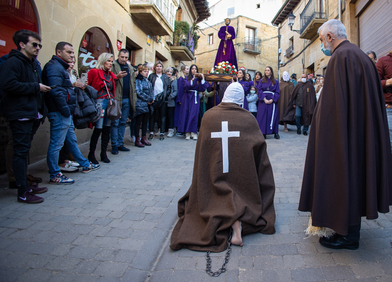 La villa riojana de San Vicente de la Sonsierra ha revivido este Jueves Santo la penitencia de los "picaos", en una procesión que fue suspendida por primera vez, desde los inicios de este rito ancestral, por la pandemia, y que ha llenado de recogimiento y solemnidad las angostas calles de la localidad. 