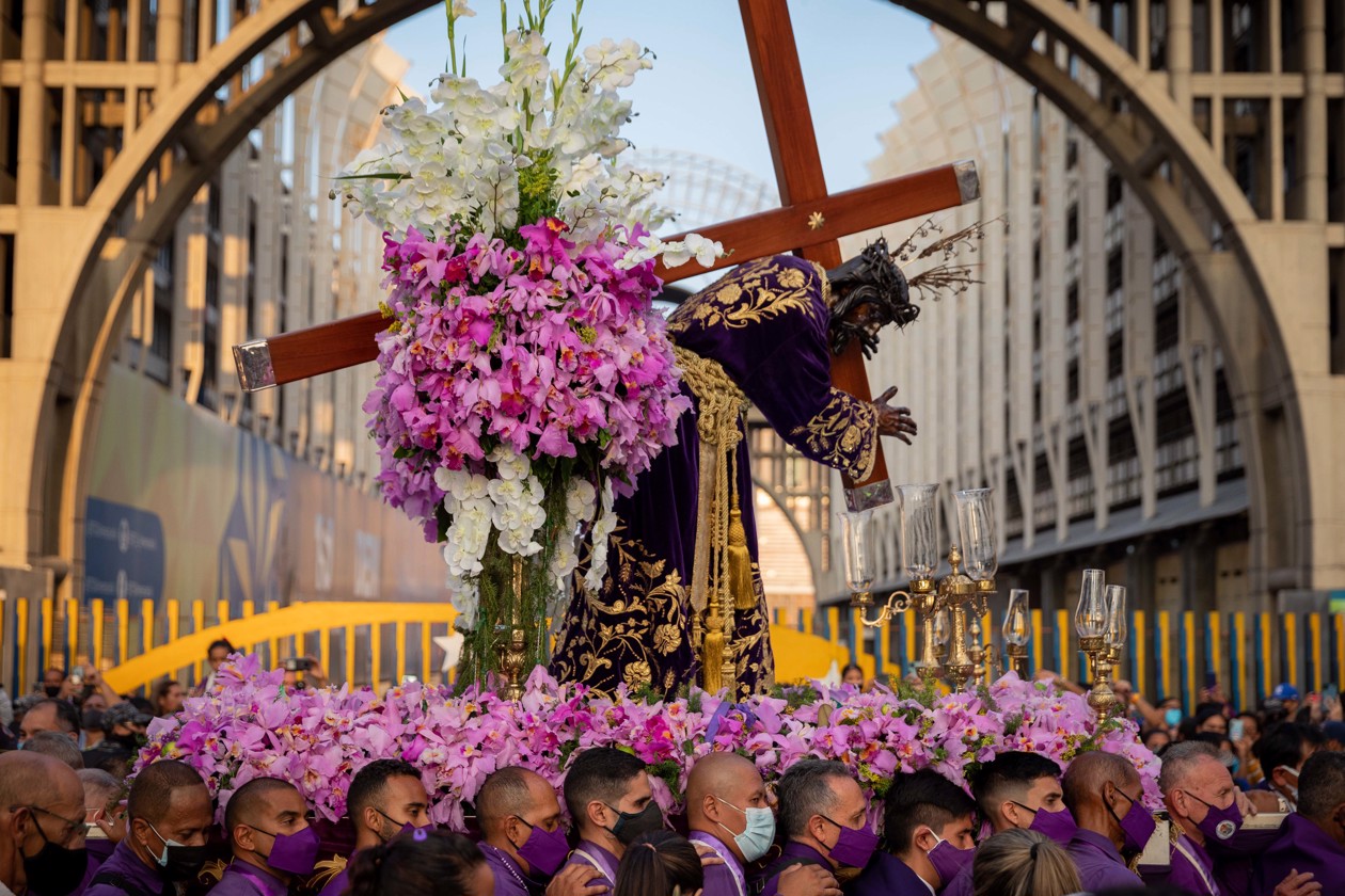 Devotos y miembros de la Iglesia cargan la imagen del Nazareno de San Pablo durante la procesión hoy, en Caracas (Venezuela).