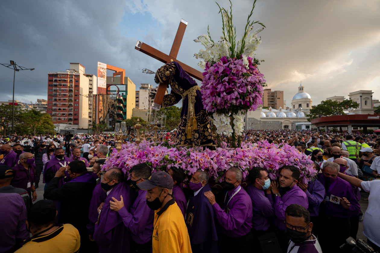 Cargado a hombros de los fieles, como es tradición, el Nazareno de San Pablo, principal advocación de Jesucristo en Venezuela, salió este miércoles en procesión, luego de dos años en los que, en Semana Santa, la imagen fue paseada en un vehículo acristalado debido a las restricciones impuestas por el Covid-19. 