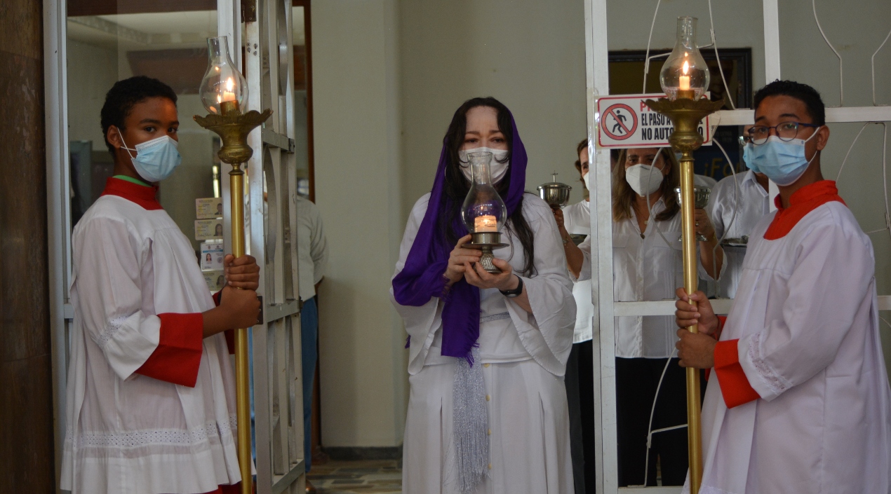 Una de las participantes del recorrido del Santo Sepulcro.