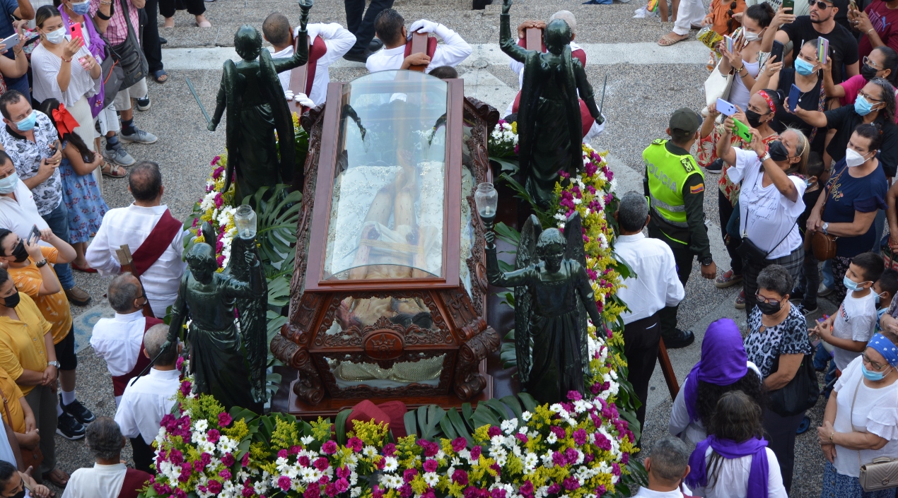 Una foto en el que se observa a los cargadores del Santo Sepulcro.