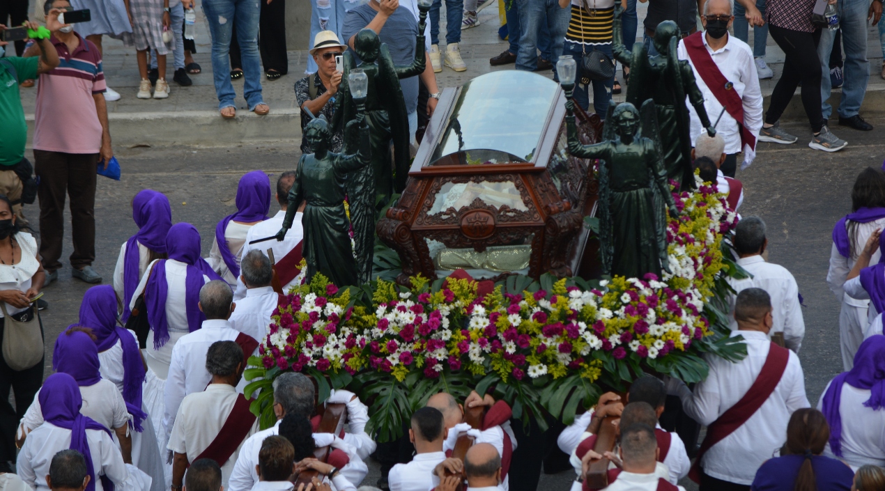 Procesión del Santo Sepulcro recorre calles cercanas a la Catedral.