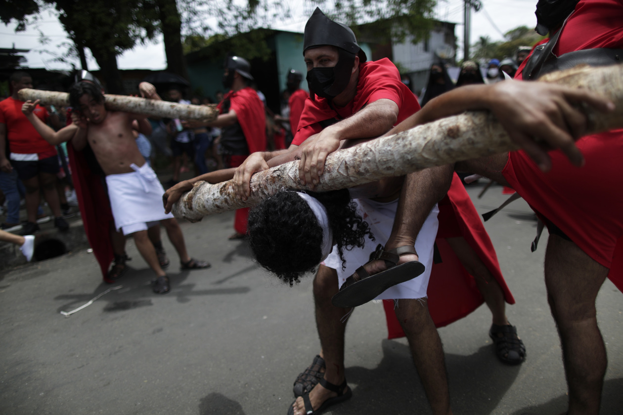 Un Jesús acongojado, con la corona de espinas en la cabeza y una manta blanca ensangrentada caminó con la cruz a cuestas algunas calles de Panamá Viejo.
