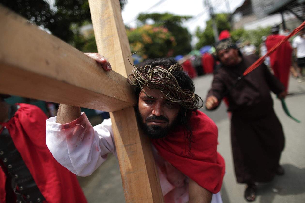  La generación de relevo de un grupo misionero de teatro recreó este Viernes Santo en un sector histórico de la capital panameña la Pasión de Cristo.