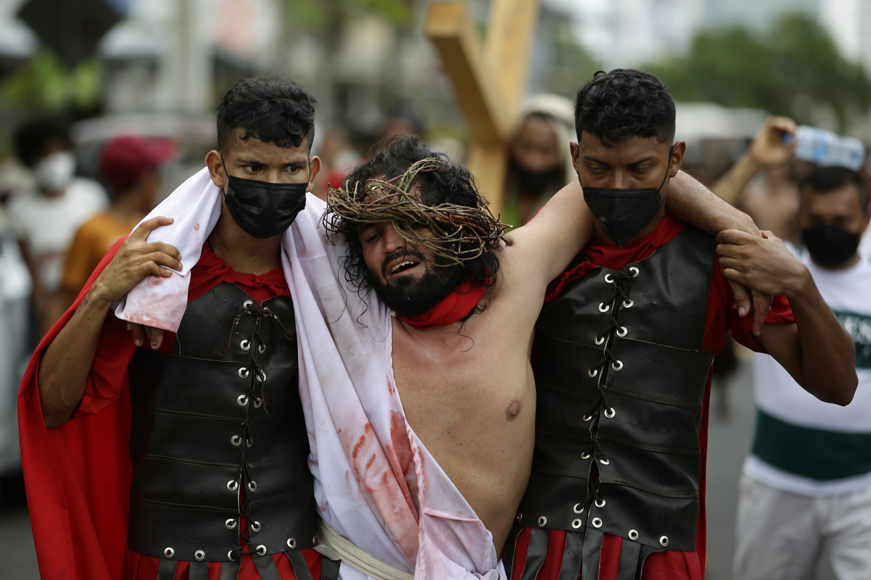La generación de relevo de un grupo misionero de teatro recreó este Viernes Santo en un sector histórico de la capital panameña la Pasión de Cristo, con el ánimo de enseñar a la gente la "dolorosa y dramática" vida y milagros del hijo de Dios. 