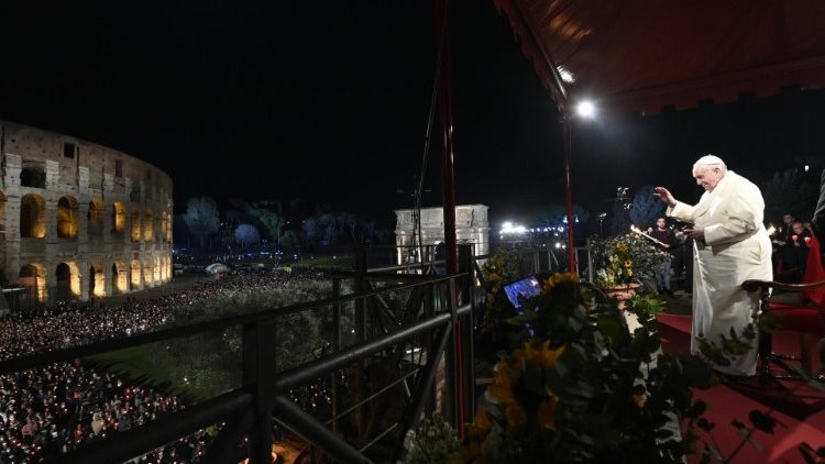 Vía Crucis en Coliseo de Roma.