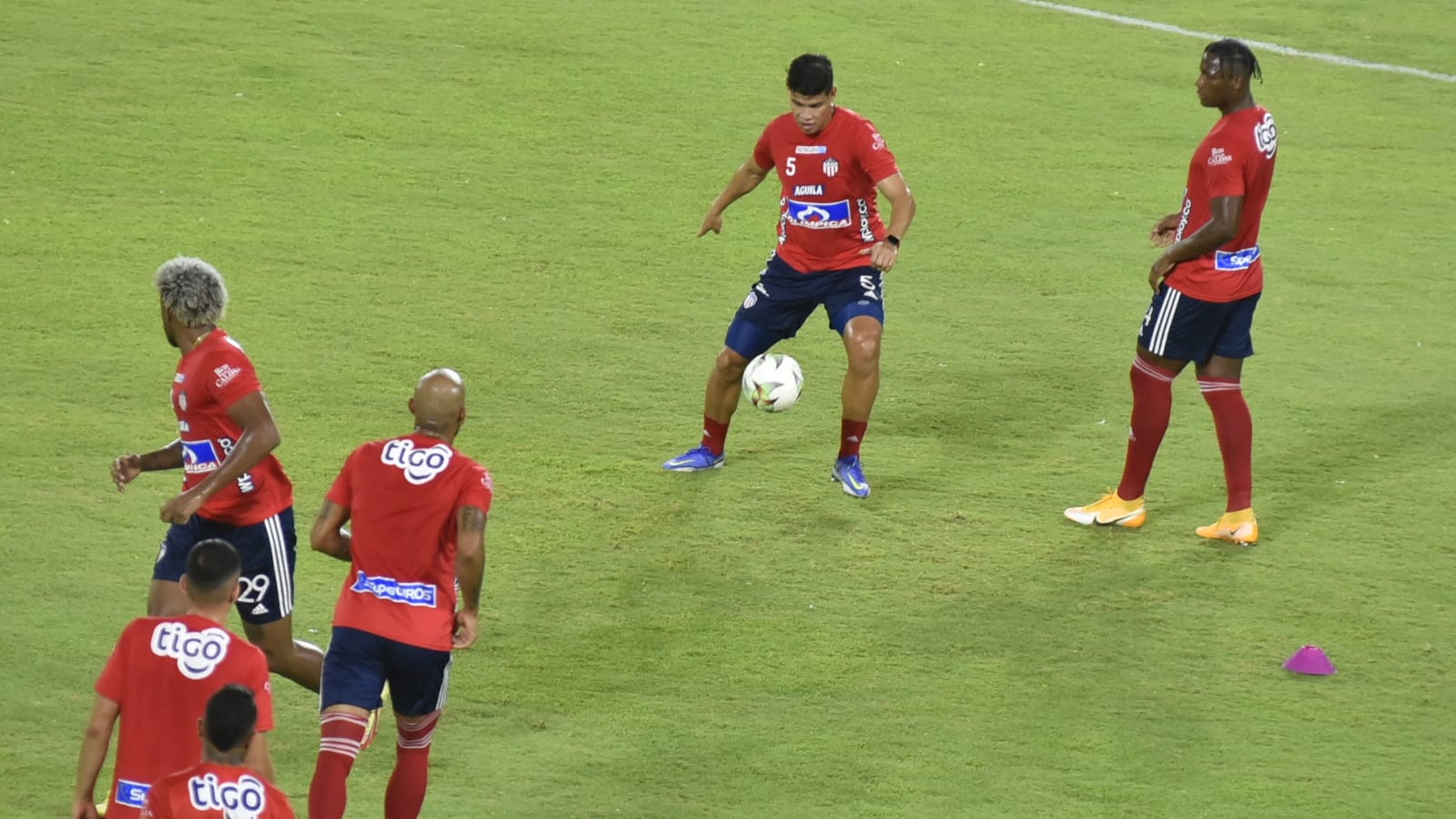 Jugadores del Junior en el calentamiento previo.
