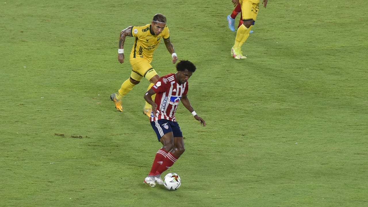 Didier Moreno controlando una llegada 'búcara'.