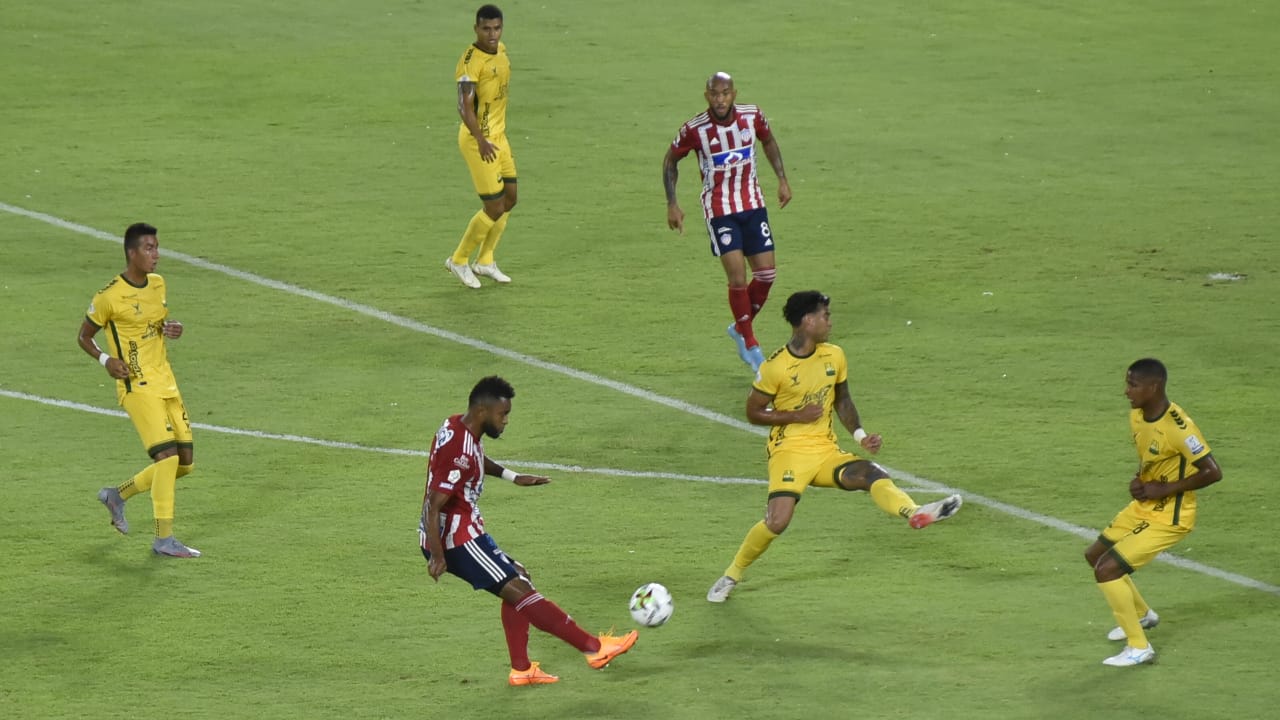 Remate de Miguel Ángel Borja.