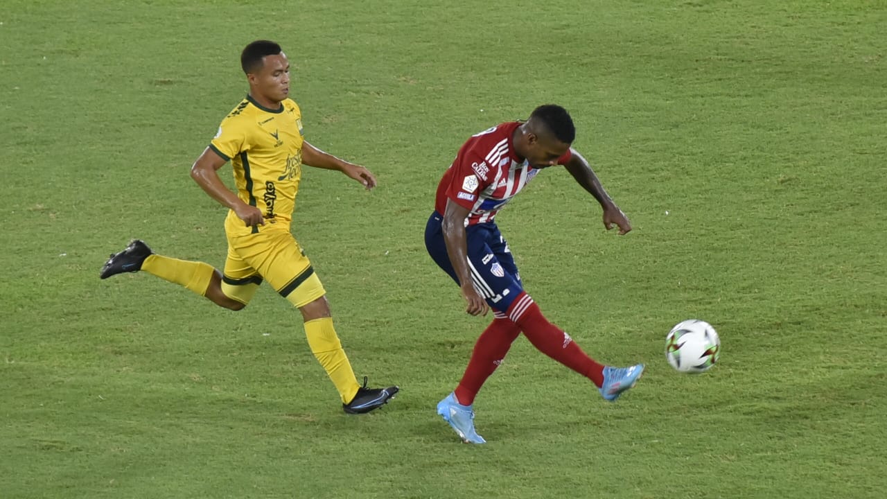 Fabián Viáfara ensayando de larga distancia.