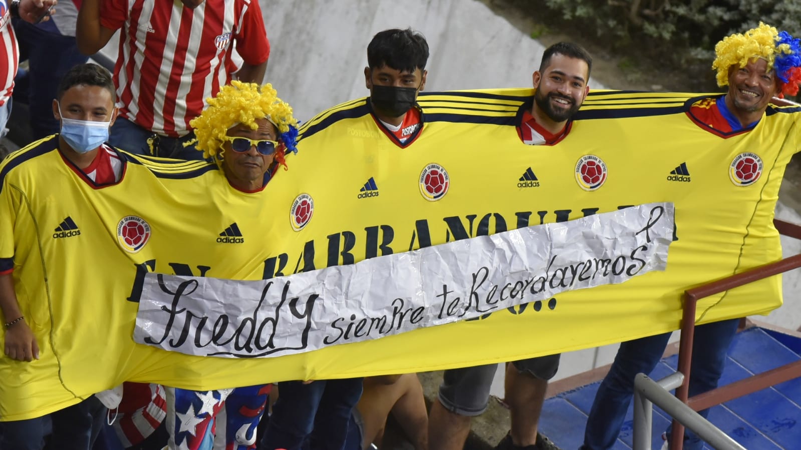 Homenaje de la afición a Freddy Rincón.