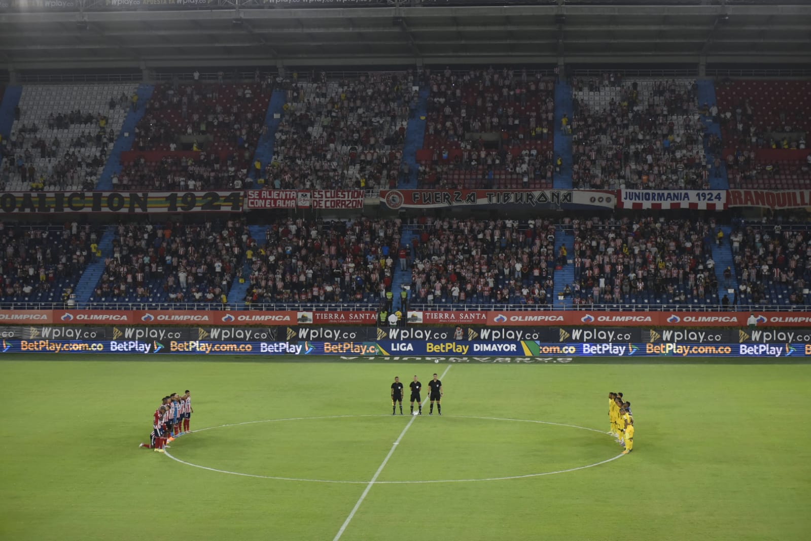 Homenaje en la tribuna a Freddy Rincón.