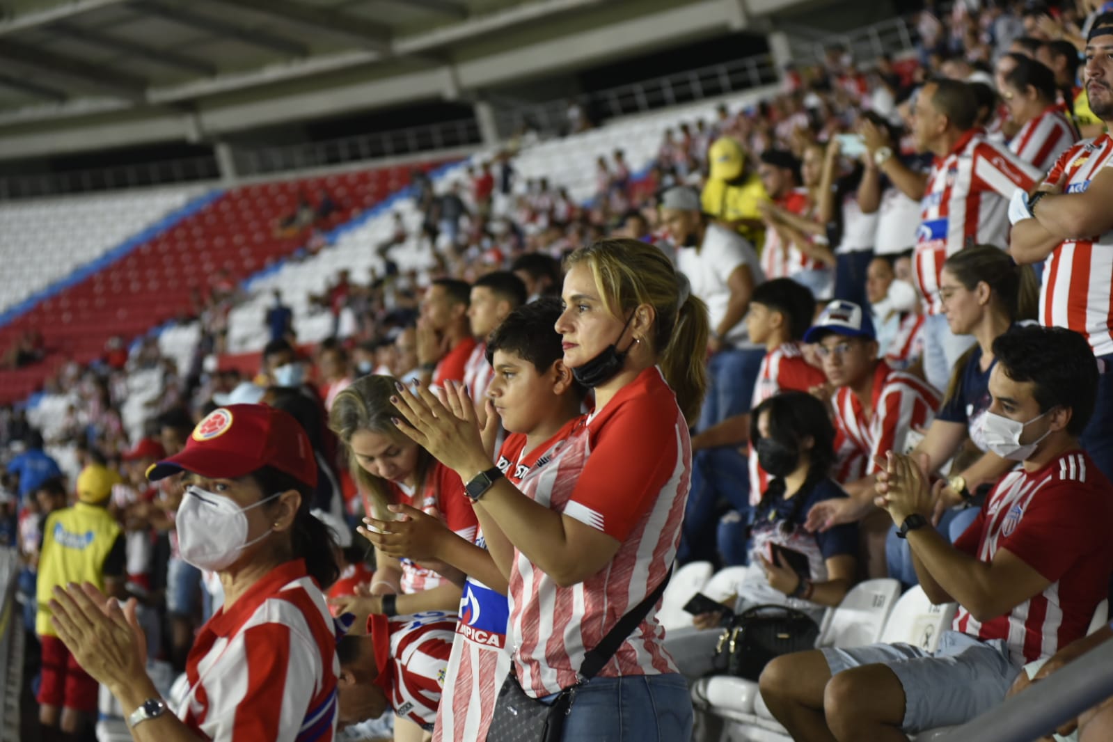 Homenaje de los aficionados a Freddy Rincón.
